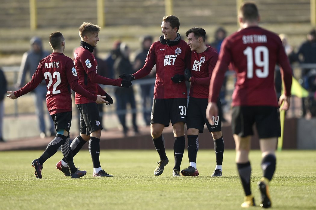 Fotbalisté Sparty se radují z jednoho ze sedmi gólů při vítězství nad Táborskem