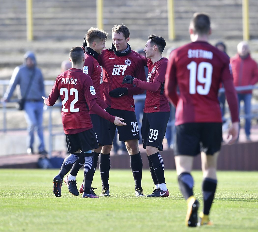 Fotbalisté Sparty se radují po gólu Lukáše Juliše proti Táborsku