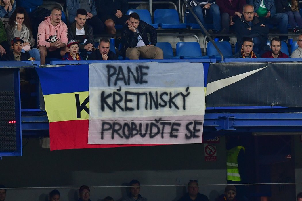 Jeden z transparentů fanoušků Sparty se vzkazem majiteli klubu Danielu Křetínskému
