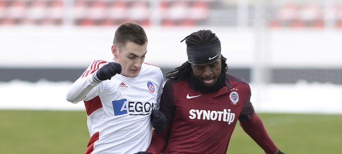 Matúš Bero z Trenčína v souboji s obráncem Sparty Costou. Slovenský celek vyhrál 4:3. V sobotu v přípravě Trenčín vyhrál nad Slováckem 1:0.