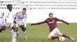 Záložník Sparty Bořek Dočkal zakončuje v přípravném utkání proti Trenčínu. Sparta prohrála 3:4. V sobotu Trenčín vyhrál v přípravě i nad Slováckem 1:0.