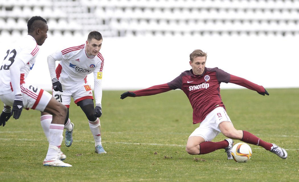 Záložník Sparty Bořek Dočkal zakončuje v přípravném utkání proti Trenčínu