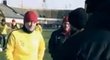 Tomáš Rosický se baví s fanoušky, kteří přišli na trénink Sparty