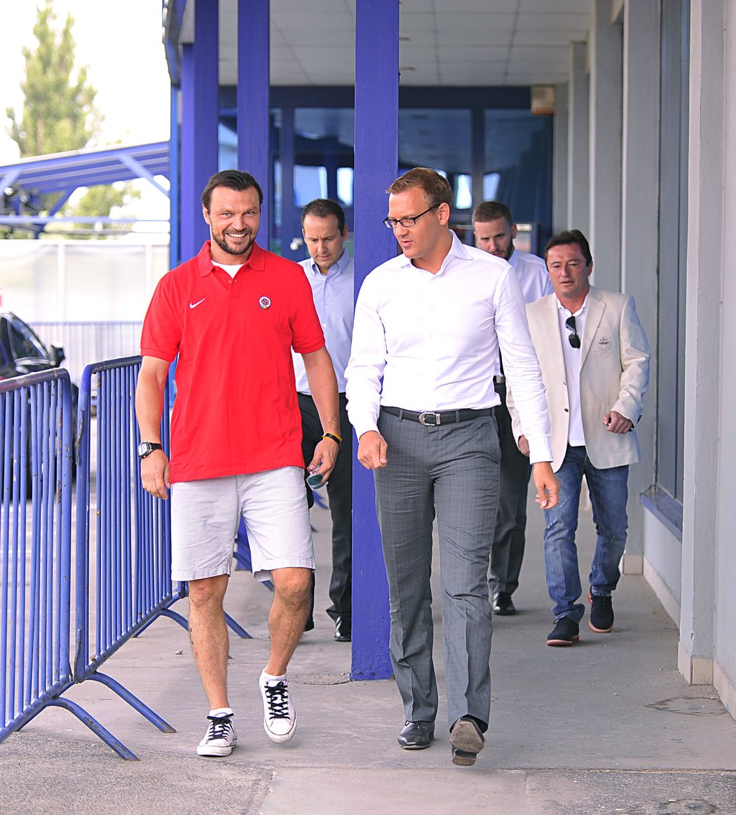 Obránce Tomáš Ujfaluši kráčí v doprovodu šéfa Sparty Daniela Křetínského na tiskovou konferenci, kde byl představený jako posila letenského klubu