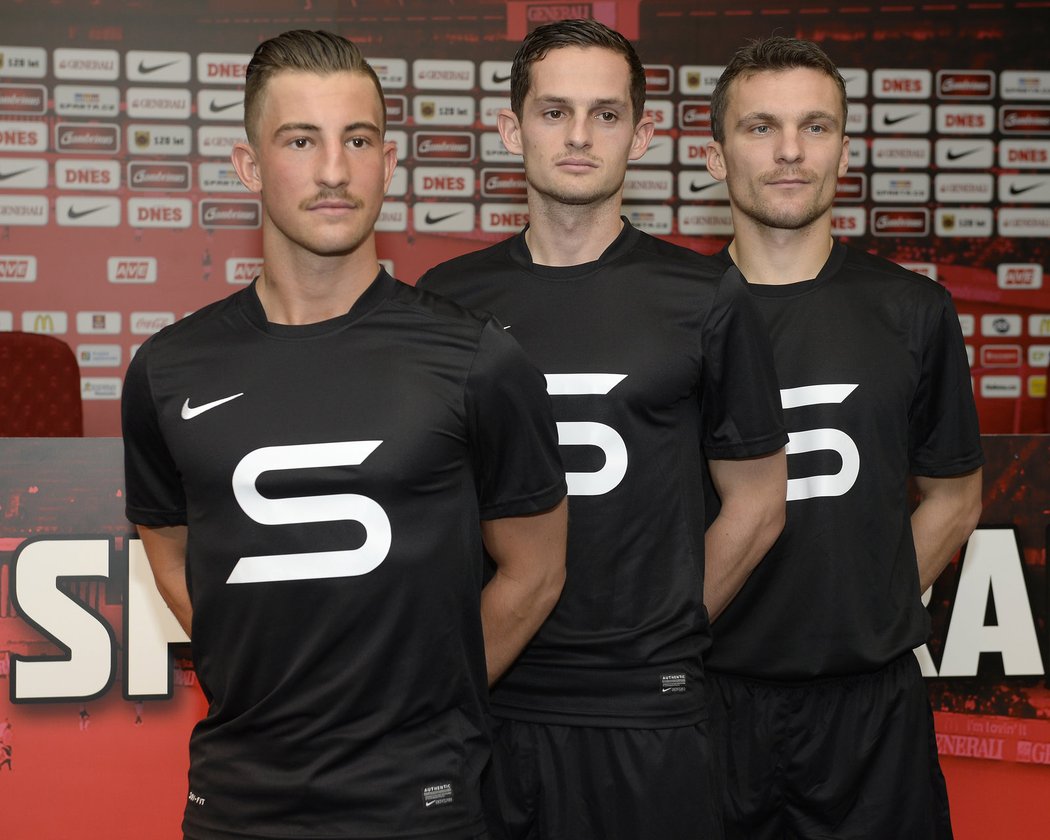 Lukáš Vácha, Mario Holek a David Lafata představují černé dresy Sparty, ve kterých vedoucí tým ligy nastoupí v utkání s Mladou Boleslaví