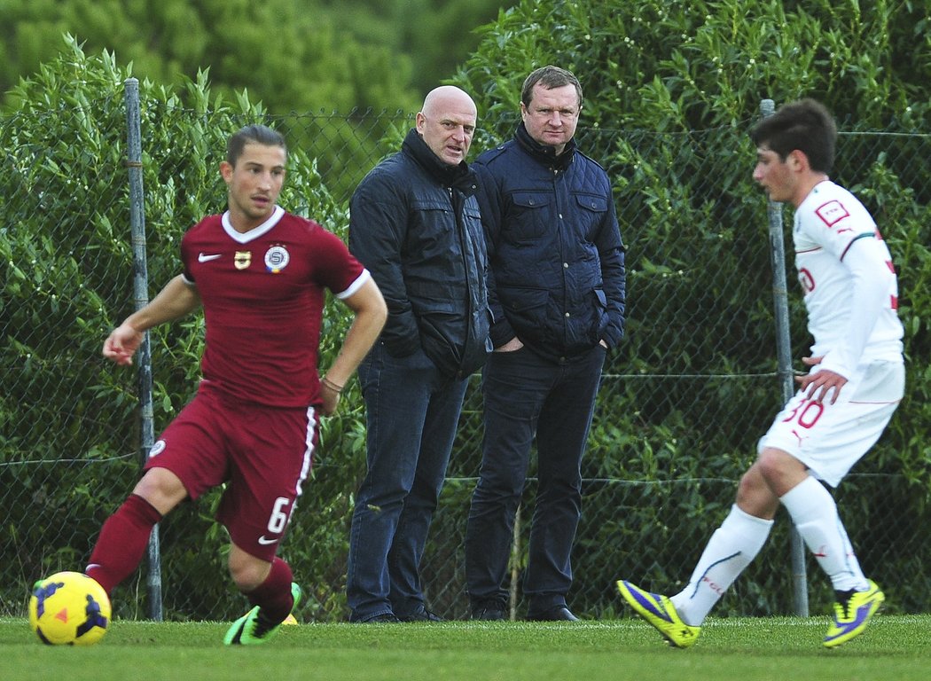 Pavel Vrba sleduje zápas Sparty na soustředění ve Španělsku