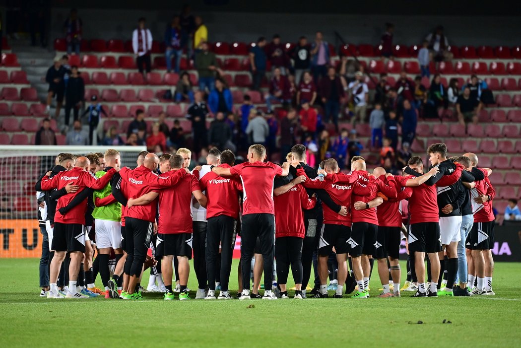 Již tradiční kolečko sparťanského týmu po remíze 0:0 proti ZLínu