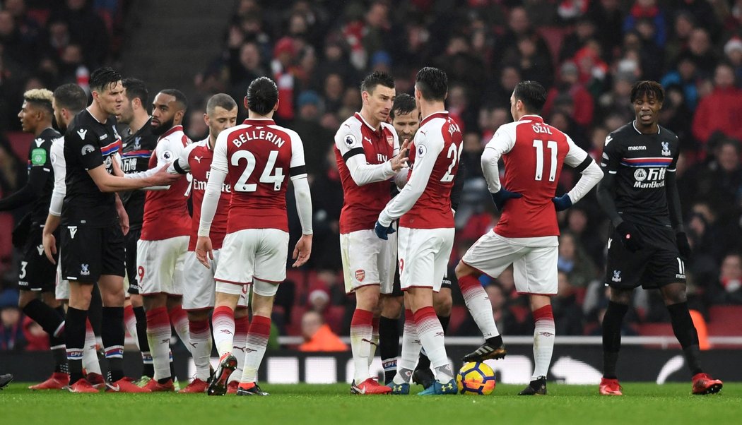 Granit Xhaka a další hráči Arsenalu ve vášnivé diskuzi v zápase proti Crystal Palace