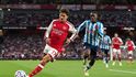 Brandon Thomas-Asante z Coventry stíhá křídelníka Arsenalu Christose Tzolise