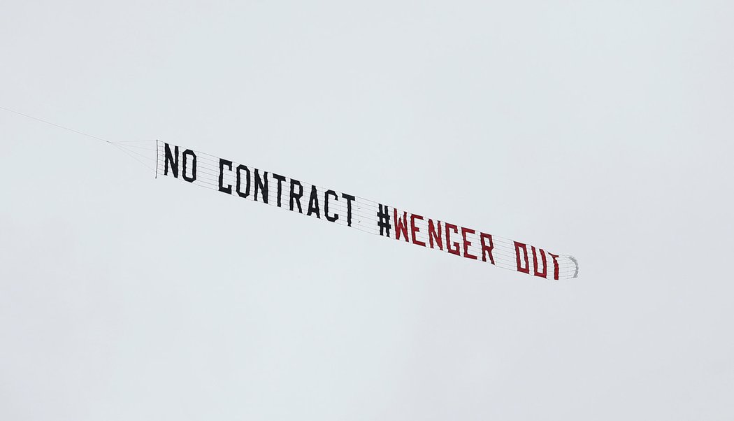 Letadlo požadující odchod manažera Wengera