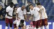 Fotbalisté AS Římse radují z branky na hřišti Sassuola