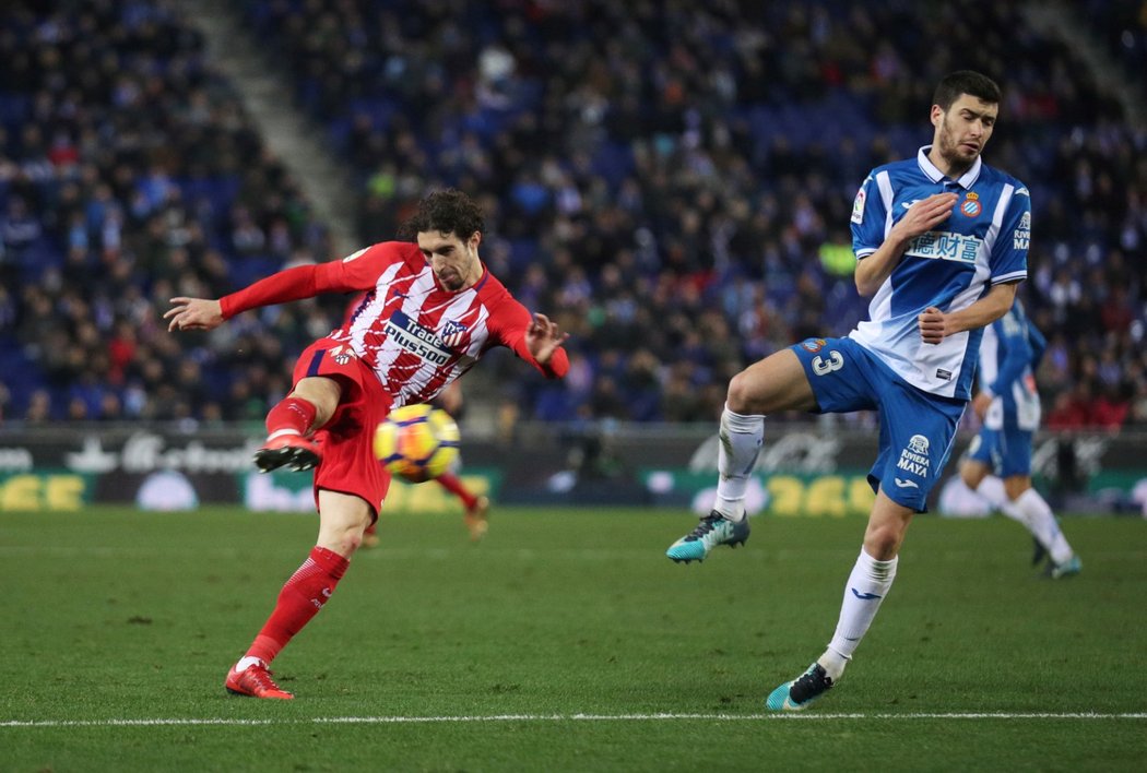 Šime Vrsaljko se střelou snaží překonat obranu Espanyolu