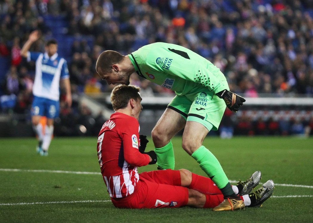 Brankář Espanyolu Lopez vysvětluje Griezmannovi, že by se měl okamžitě zvednout