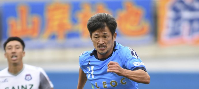 Za měsíc oslaví Kazujoši Miura už padesátku, ale fotbal dál hraje na profesionální úrovni