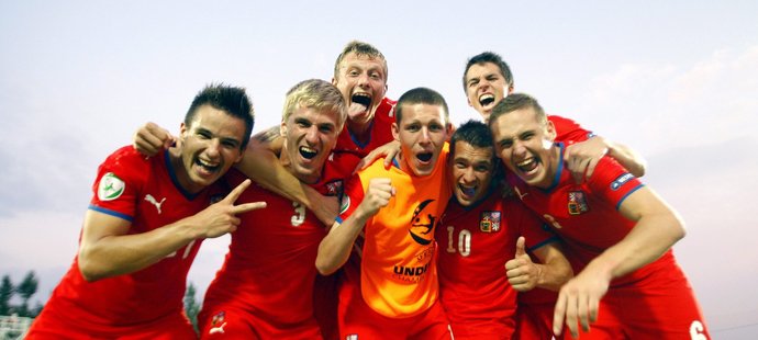 Čeští mladíci se radují z postupu do finále. Zleva Hála, Jugas, Krejčí (s vyplazeným jazykem), Lácha (v rozlišovacím tričku), Fantiš, Polom a Kadeřábek.