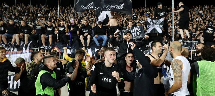 Fotbalisté Partizanu slaví s fanoušky výhru 1:0 nad tradičním rivalem
