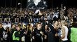 Fotbalisté Partizanu slaví s fanoušky výhru 1:0 nad tradičním rivalem