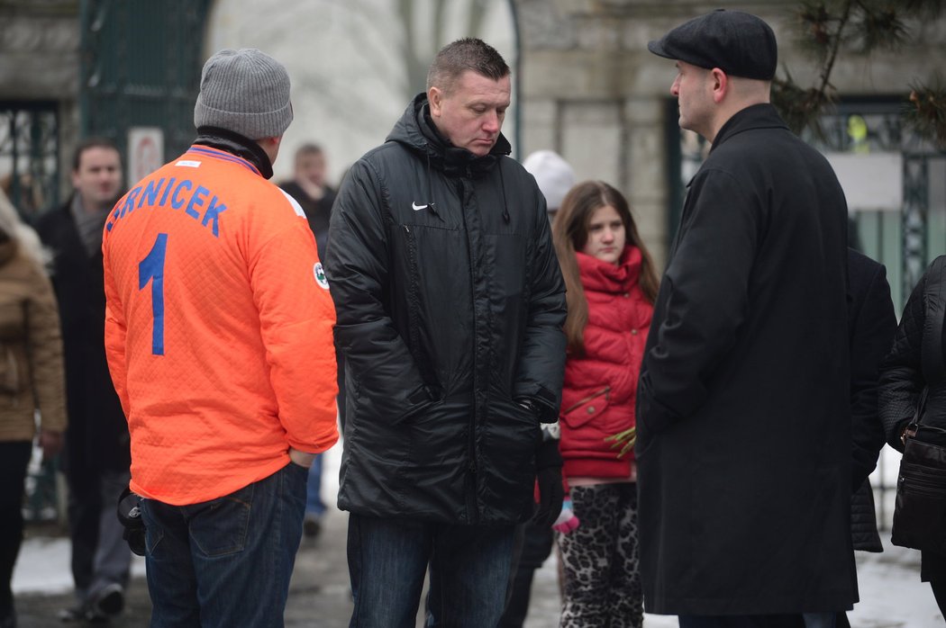 Do smutěční síně přišly i desítky fanoušků. Někteří se na památku oblékli do Srničkova dresu.