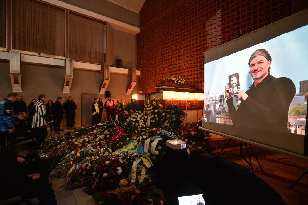 Při rozloučení nejbližších v Bohumíně přehráli na plátně i Srničkovy fotbalové úspěchy.