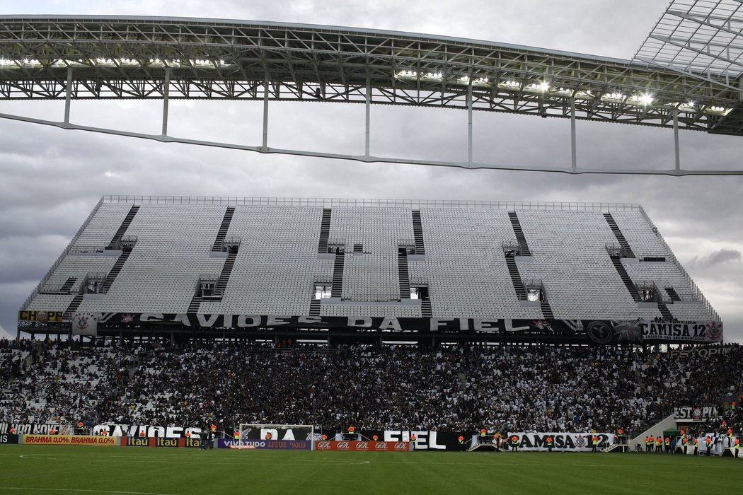 Na stadionu v Sao Paulu mohli využít pouze jednu dočasnou tribunu, na ty ostatní nedaly místní úřady povolení.