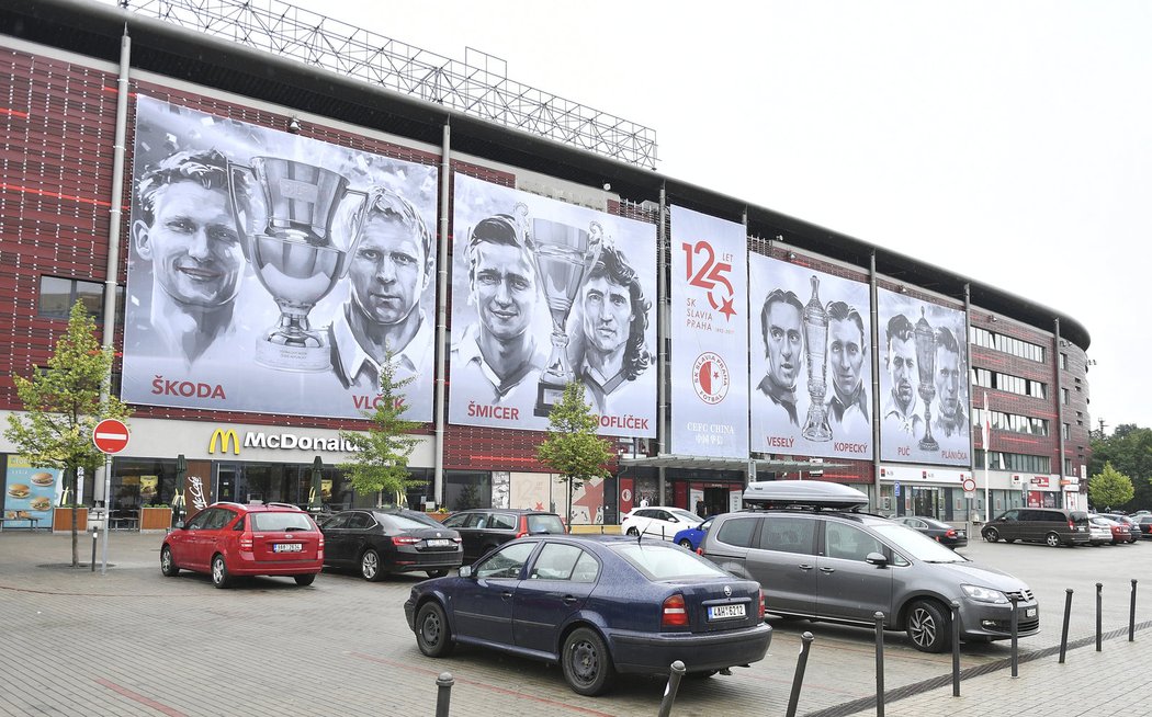 Stadion Slavie v Edenu zdobí portréty klubových legend včetně Knoflíčka