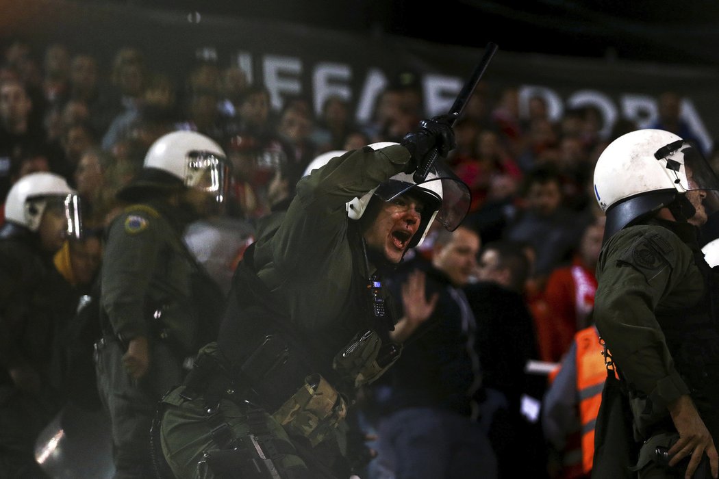 Fanoušci Standardu Lutych se dostali do potyček s policií i při utkání Evropské ligy na půdě Panathinaikosu Atény
