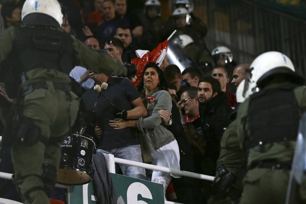 Fanoušci Standardu Lutych se dostali do potyček s policií i při utkání Evropské ligy na půdě Panathinaikosu Atény