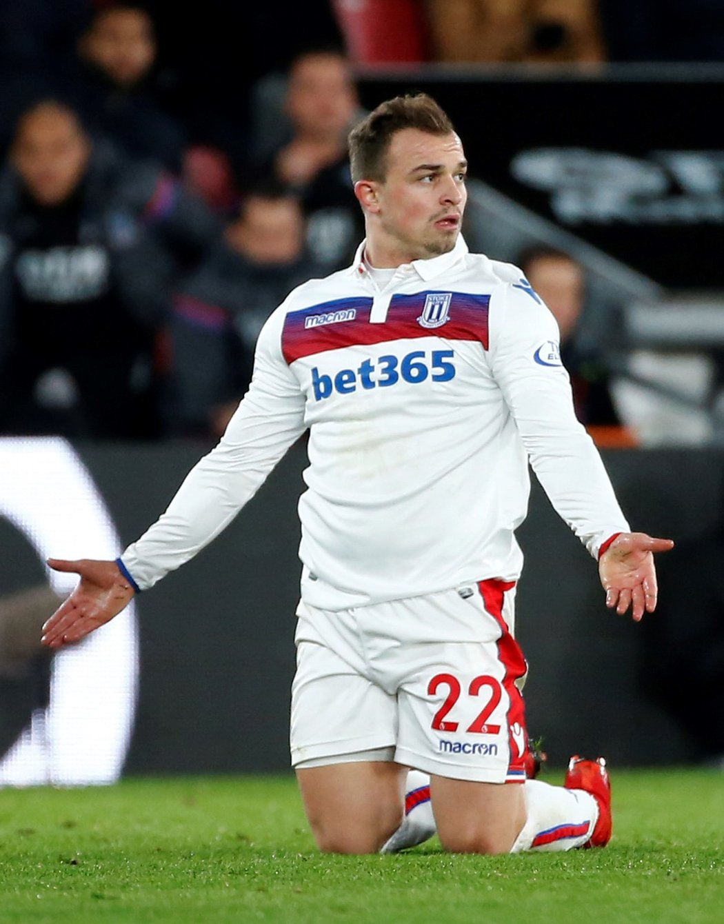 Xherdan Shaqiri slaví svou trefu, která ale na vítězství Stoke nestačila