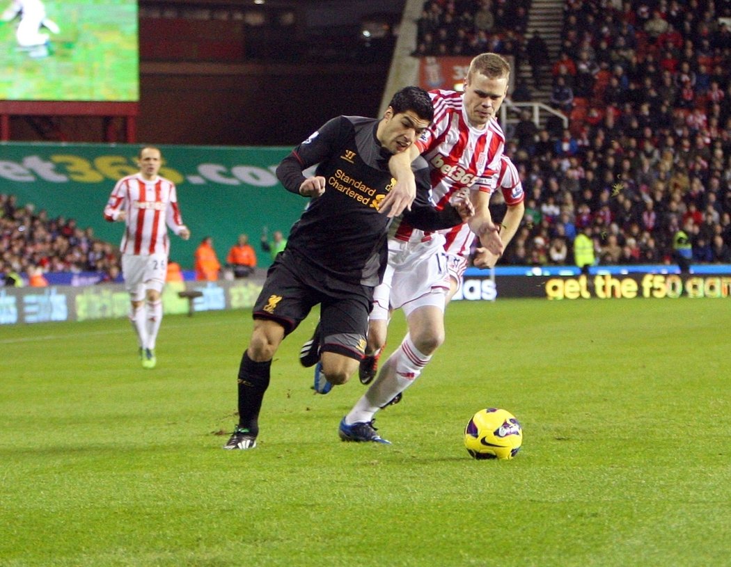 Luis Suaréz zařídil pro Liverpool penaltu i při prosincovém utkání se Stoke. Ani napodruhé se Reds vítězství nedočkali a prohráli 1:3.