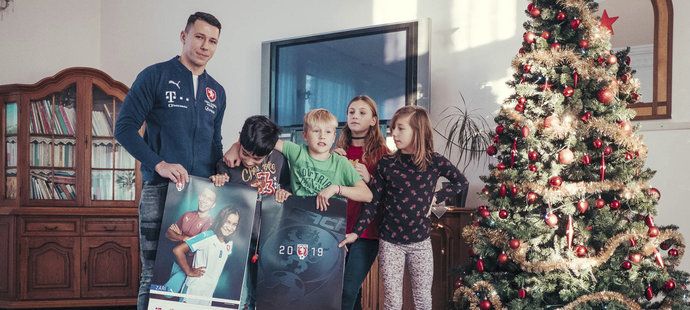 Marek Suchý předal dětem kalendáře, na kterých pózují s reprezentanty
