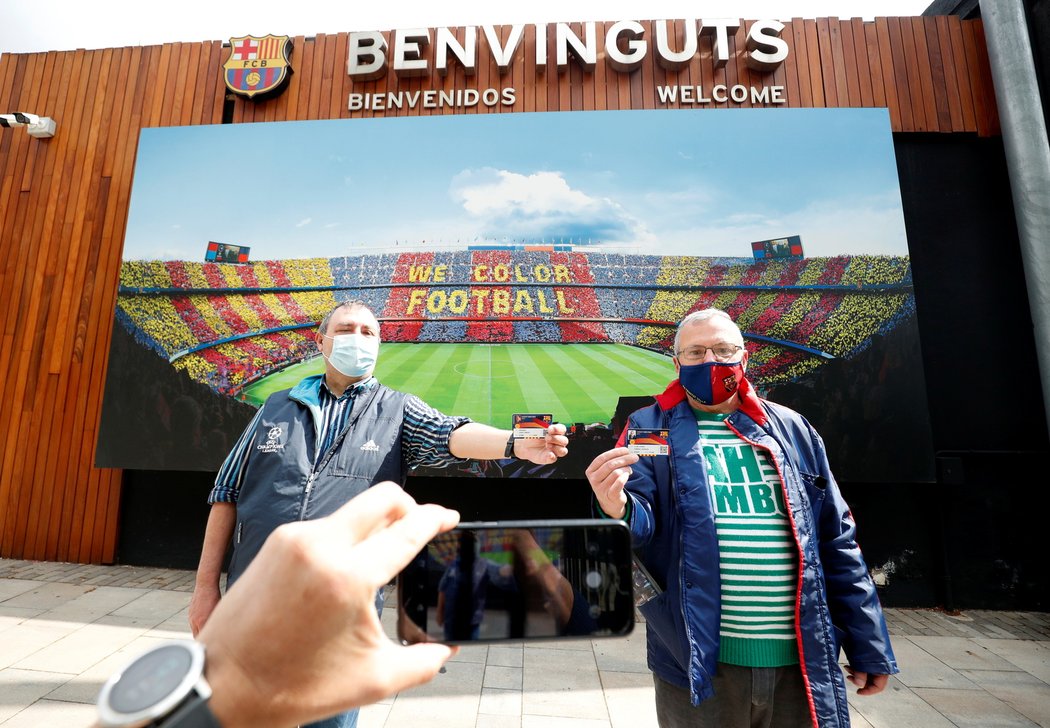 Fanoušci Barcelony před stadionem Nou Camp