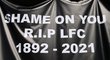 Styďte se! Fanoušci Liverpoolu transparentem na stadionu Anfield kritizují záměr klubu připojit se k projektu Superligy.