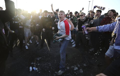 Protesty fanoušků proti Super League u stadionu v Leedsu při zápasu proti Liverpoolu