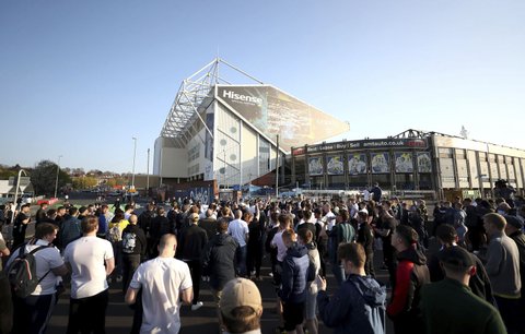 Protesty fanoušků proti Super League u stadionu v Leedsu při zápasu proti Liverpoolu