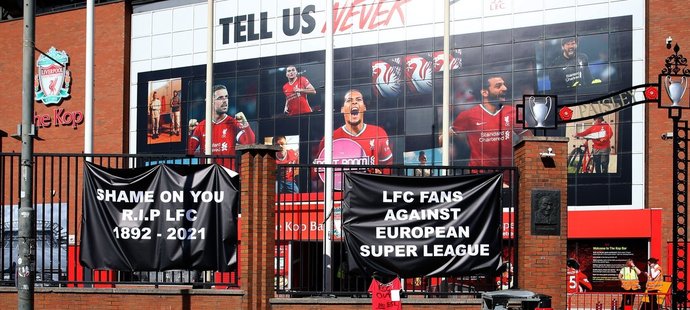 Protest fanoušků Liverpoolu proti projektu Superligy přímo u stadionu