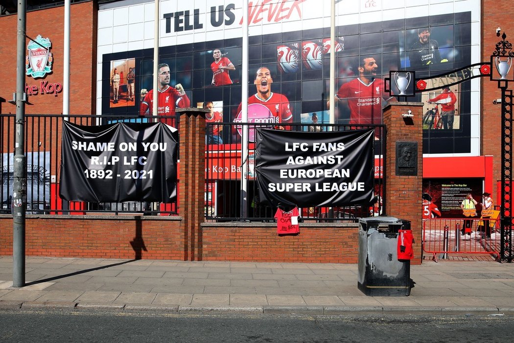 Protest fanoušků Liverpoolu proti projektu Superligy přímo u stadionu