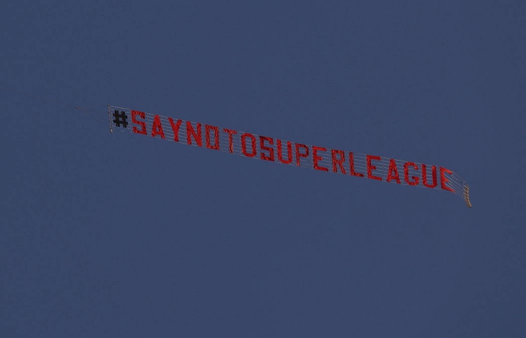 Odmítněte Super League! Letadlo s transparentem přeletělo nad stadionem v Leedsu, kde hrál Liverpool