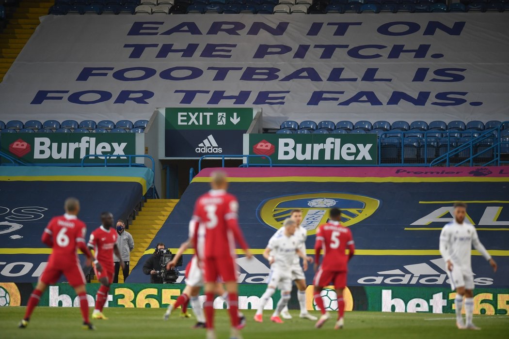 Zaslužte si to na hřišti! Transparent na stadionu v Leedsu při zápase s Liverpoolem.