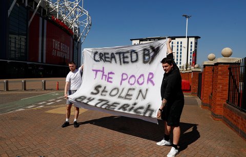 Fanoušci United a jejich protest proti Superlize. Myslí si, že fotbal byl stvořen chudými a ukraden bohatými.
