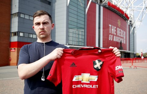 Fanoušek Manchesteru United protestuje před stadionem proti Superlize