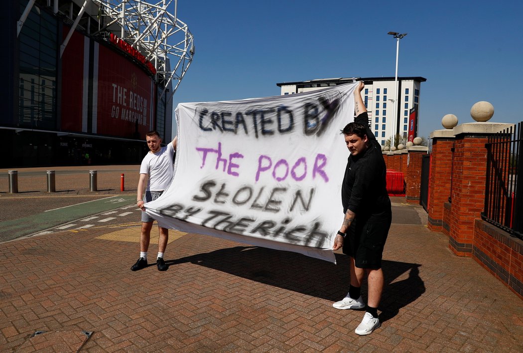 Fanoušci United a jejich protest proti Superlize. Myslí si, že fotbal byl stvořen chudými a ukraden bohatými.