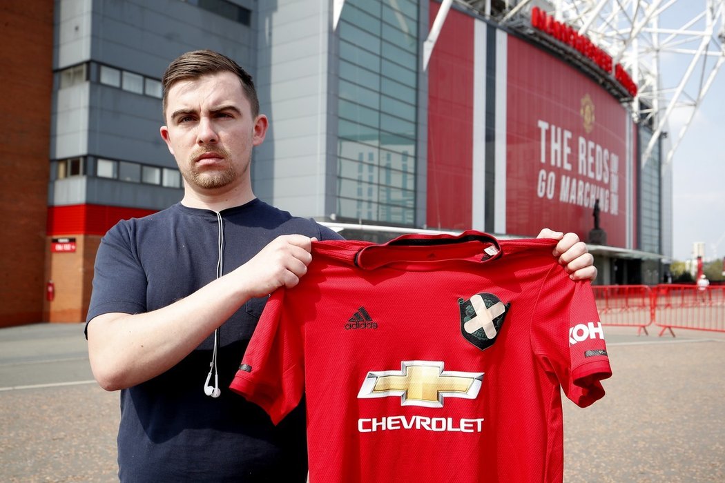 Fanoušek Manchesteru United protestuje před stadionem proti Superlize