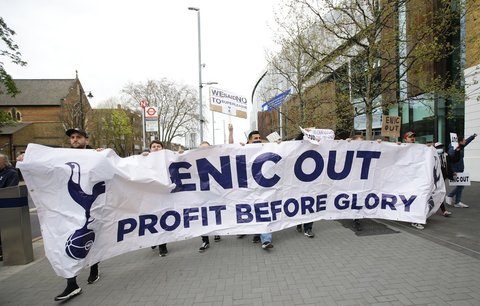 Protesty fanoušků Tottenhamu proti majiteli, který chtěl klub zapojit do Superligy