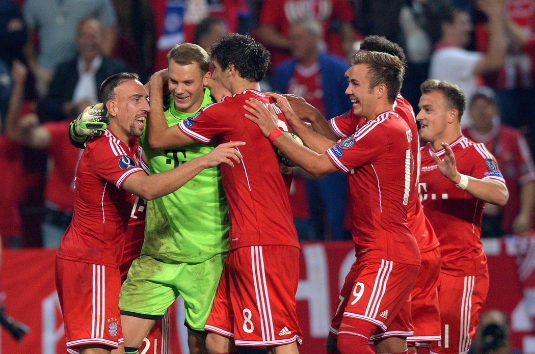 Urvali to! Fotbalisté Bayernu Mnichov se po penaltovém rozstřelu radují z vítězství v Superpoháru.