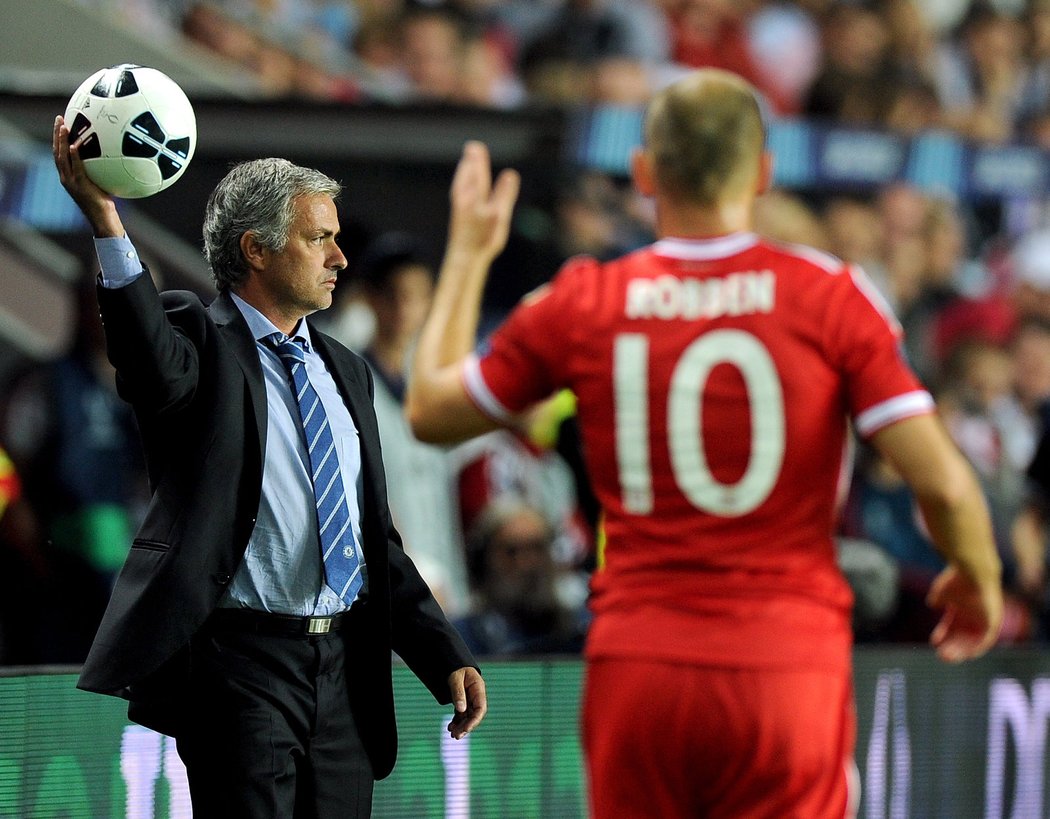 Hrajte rychle! Trenér Chelsea José Mourinho vrací míč na hřiště.