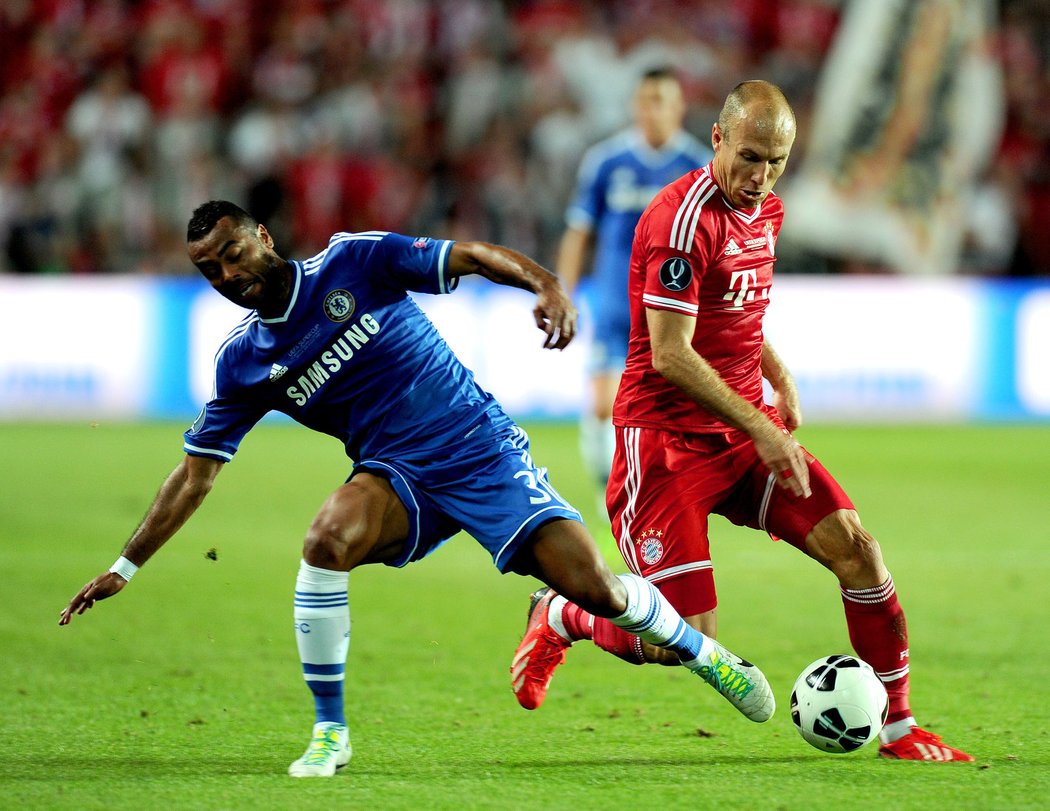 Klička v rychlosti. Záložník Bayernu Mnichov Arjen Robben obchází Ashleyho Colea z Chelsea.