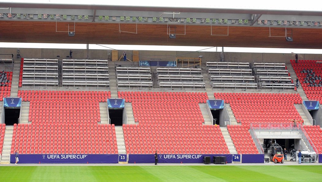 Stadion v Edenu už je oděn do barev Superpoháru