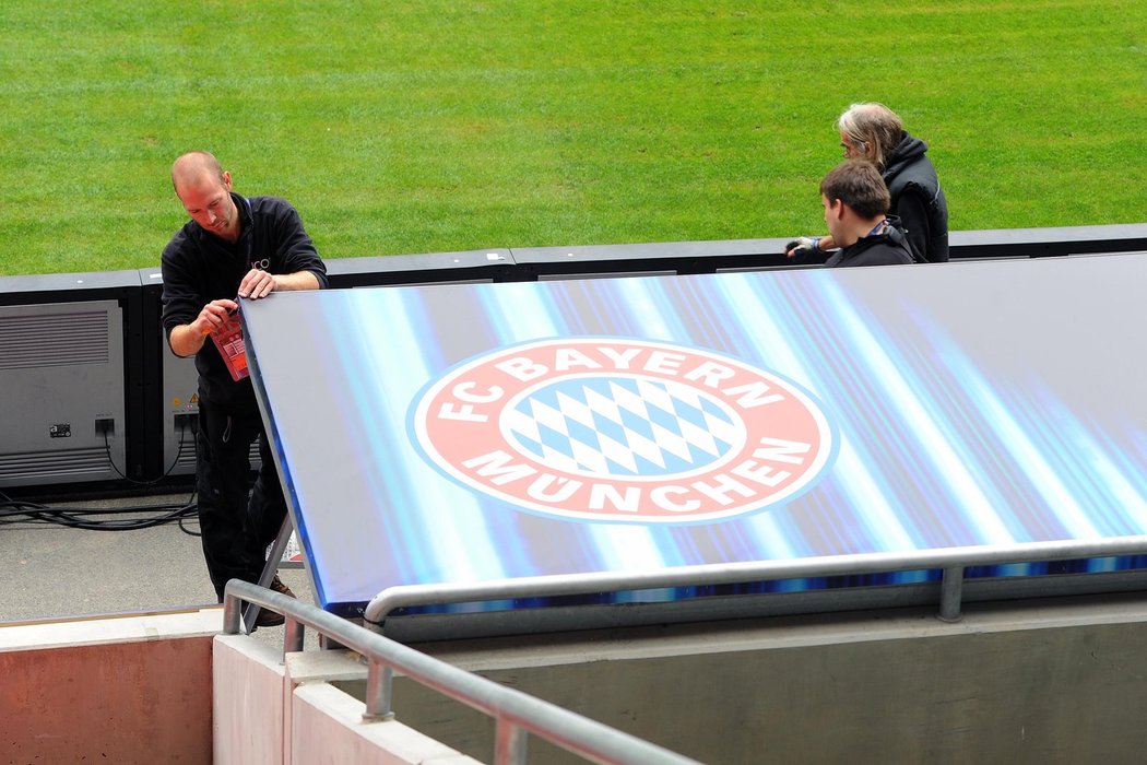 Pod touto plachtou budou v pátek sedět náhradníci Bayernu Mnichov