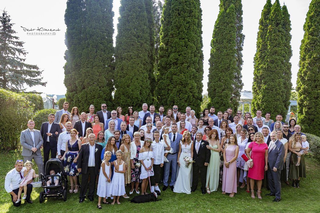 Skupinová fotografie všech hostů, kteří dorazili na svatbu manželů Švancarových