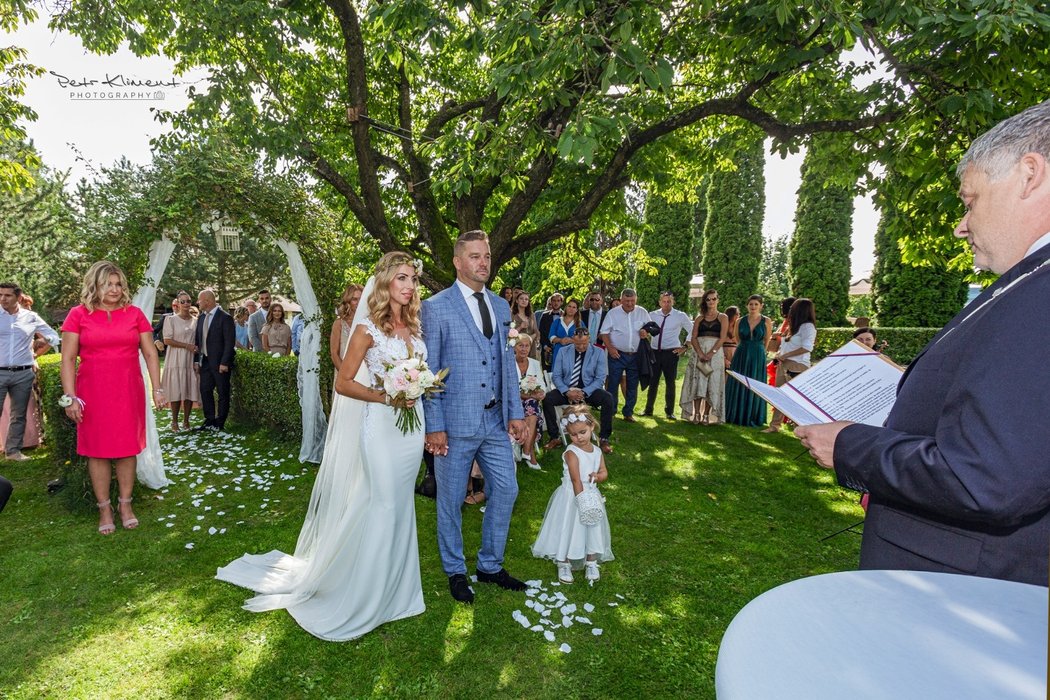Petr Švancara během svého svatebního dne s manželkou Kamilou. Společně jsou rodiči malé Laury